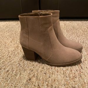 Tan heeled bootie